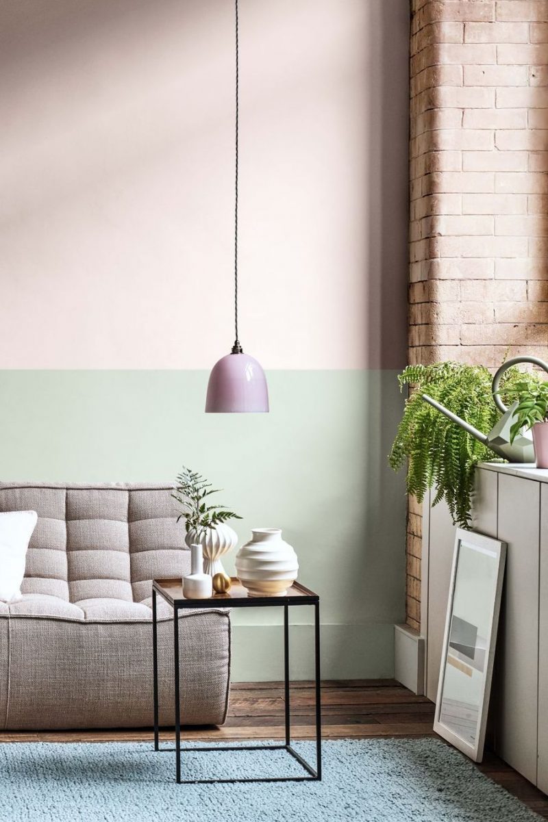 mur de couleurs pastel avec lampe suspendue