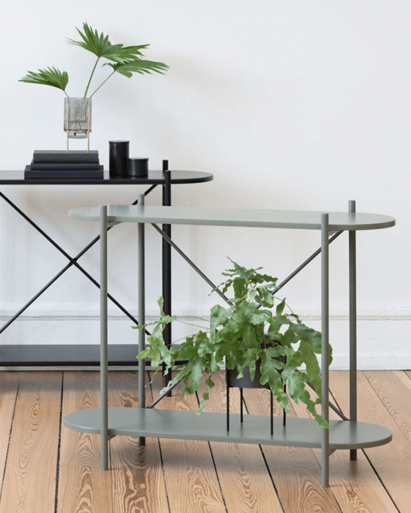 plante verte sur mobilier en métal vert