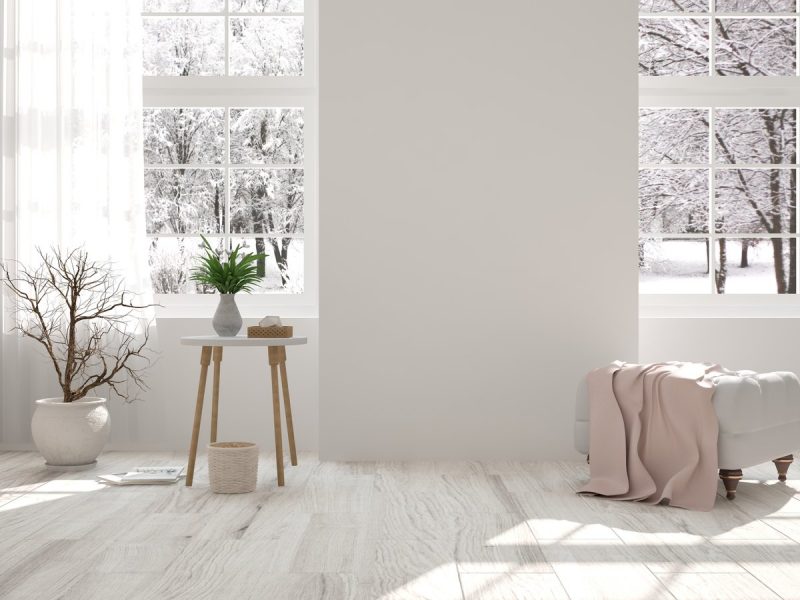 pièce claire en blanc avec peu de mobilier