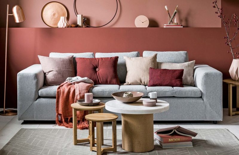 couleur peinture terracotta dans salon moderne avec canapé gris et meubles en bois