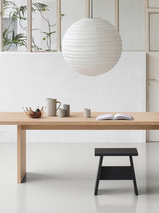 une table en bois dans pièce de déco lagom