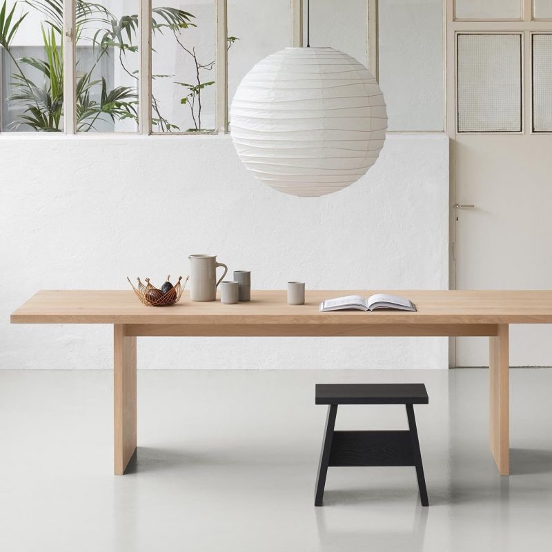 une table en bois dans pièce de déco lagom