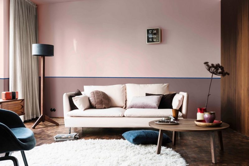 mur de différentes nuances de rose dans salon vintage
