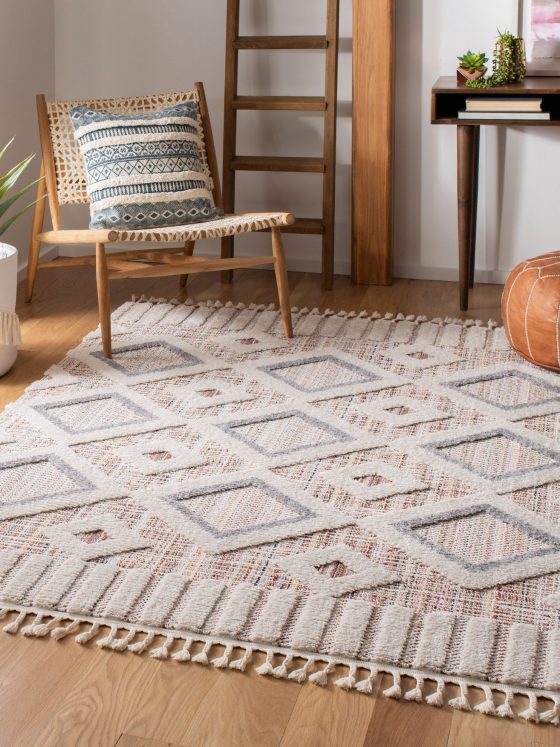 tapis bohème à motifs géométrique dans une pièce à déco orientale