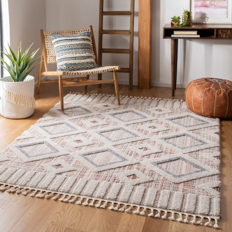 tapis bohème à motifs géométrique dans une pièce à déco orientale