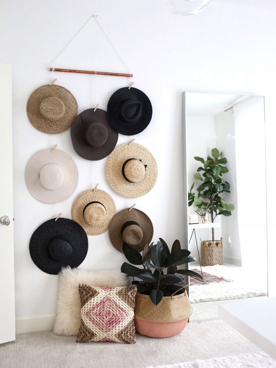 déco murale en chapeau de pailles dans chambre scandinave
