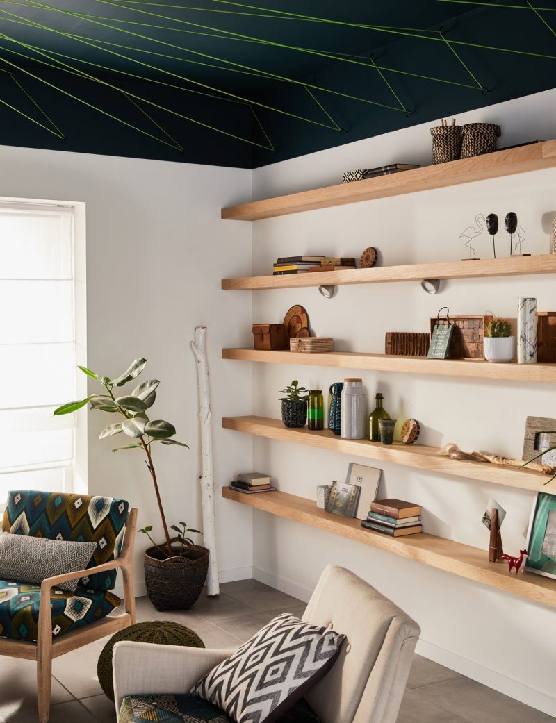 étagères larges en bois pour une déco salon cosy chic