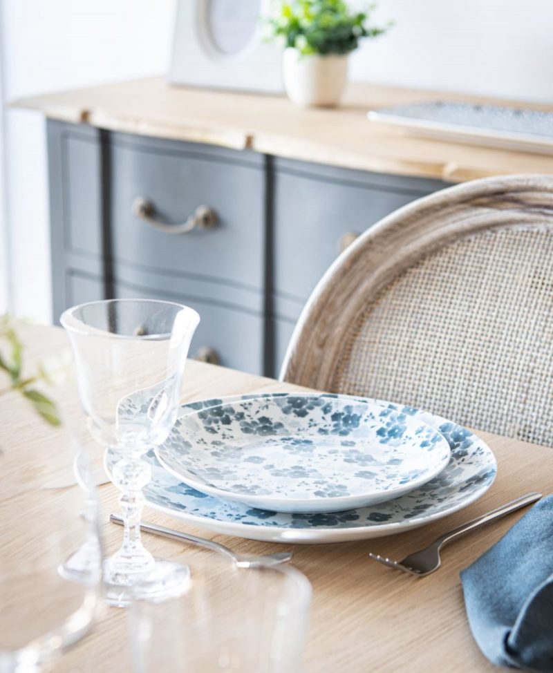 vaisselle à motifs fleuris bleu tendance déco 2021
