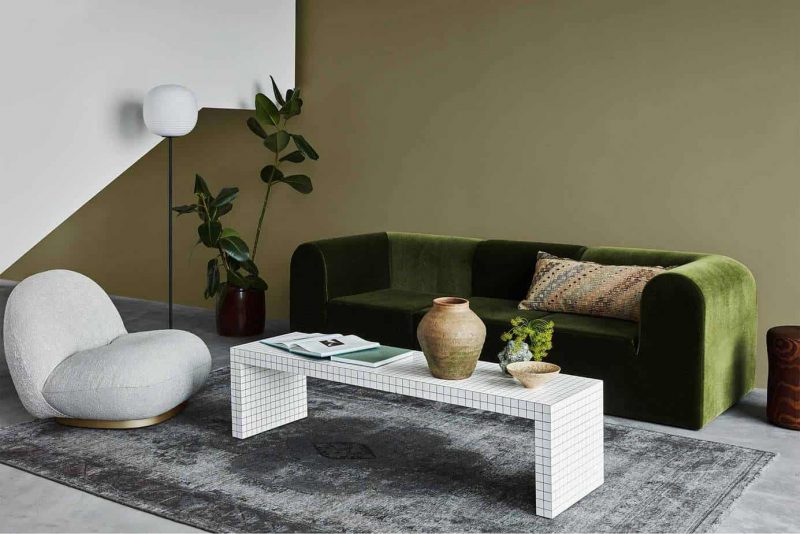 salon tendance déco 2021 avec canapé en velours de couleur kaki et fauteuil en laine bouclée de forme arrondie