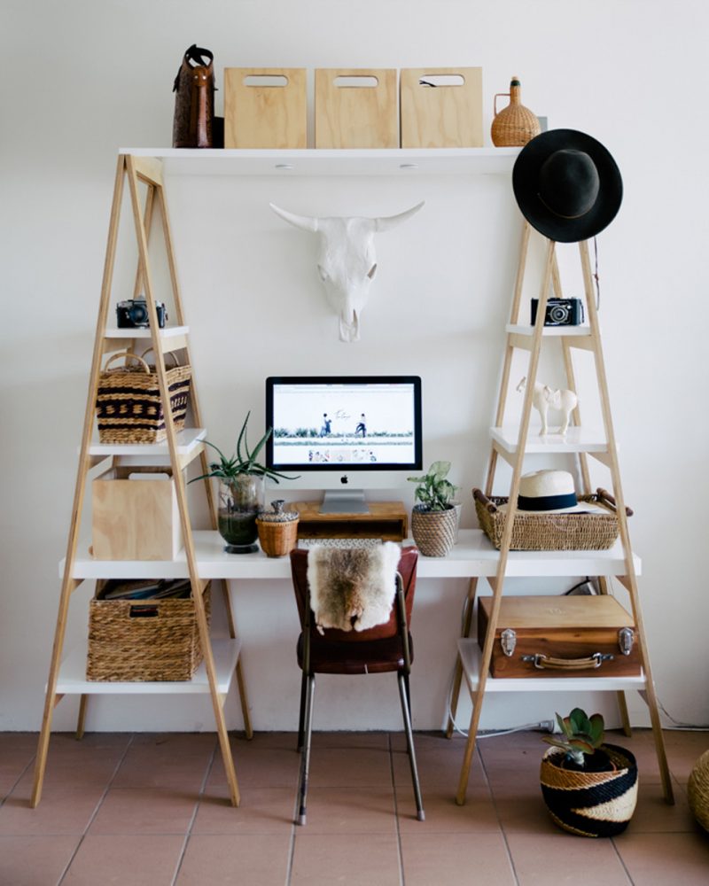 bureau DIY composé d'une plan de travail blanc porté par deux échelles doubles