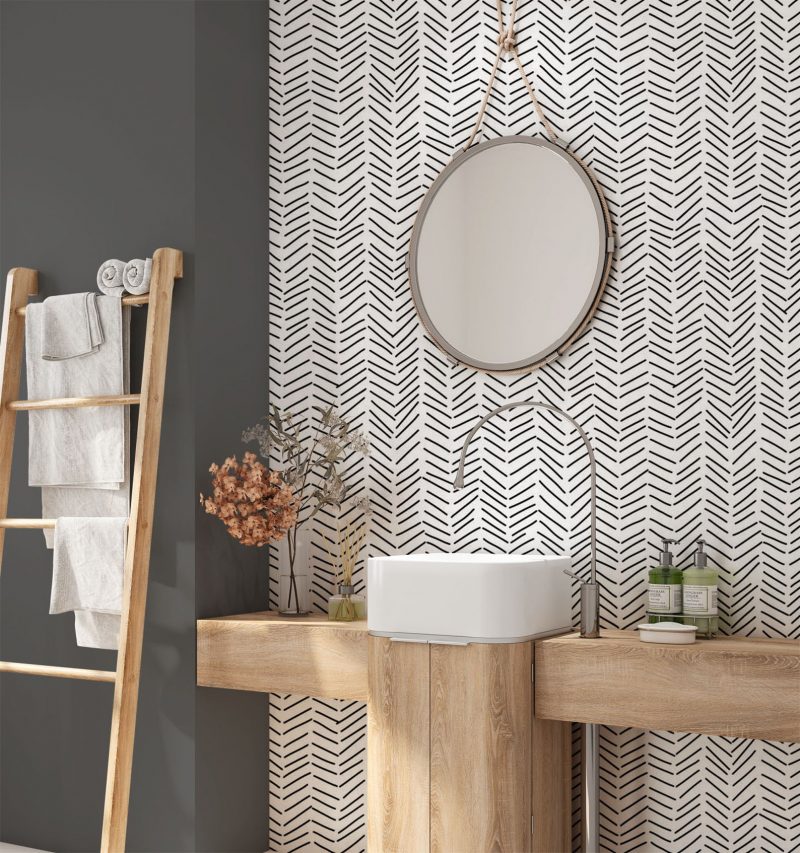 papier peint épuré à motifs uniformes dans une salle de bains fournies en bois brut style scandinave