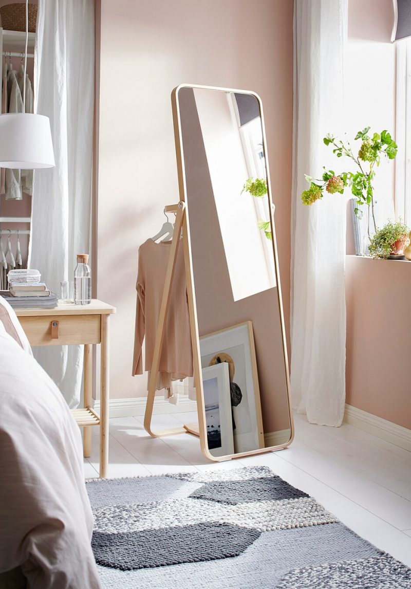 large miroir sur pied dans une chambre rose