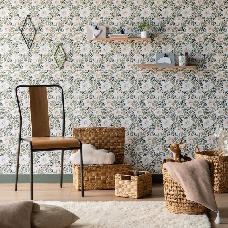 papier peint à motifs fleuris sur les murs de cette pièce remplie de paniers en osier
