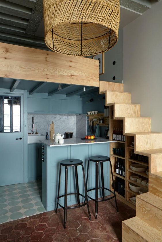 aménagement mezzanine au dessus d'une petite cuisine de style rustique
