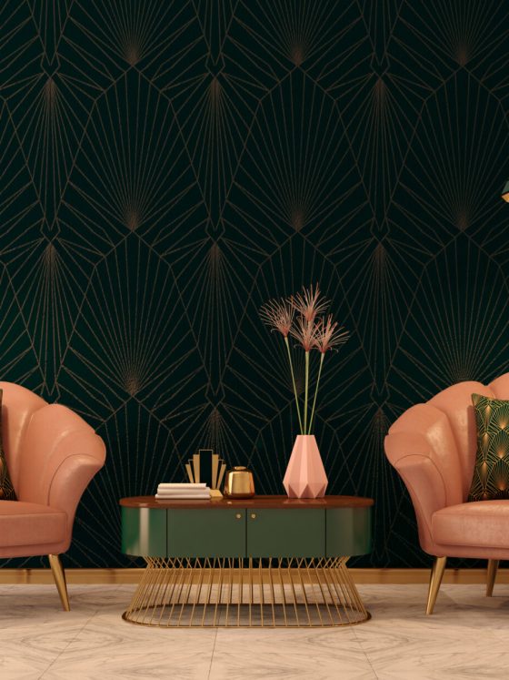 un salon art déco avec fauteuils roses et papier peint géométrique
