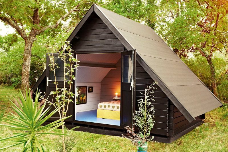 aménagement cabane de jardin en coin nuit avec lit et lumière tamisée