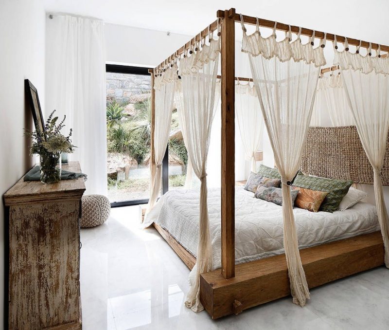 lit baldaquin en bois avec rideau transparents pour une déco été