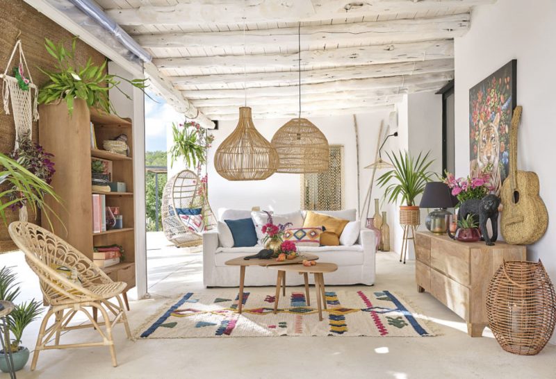 déco été dans une pièce lumineuse ouverte avec mobilier en osier et en bois