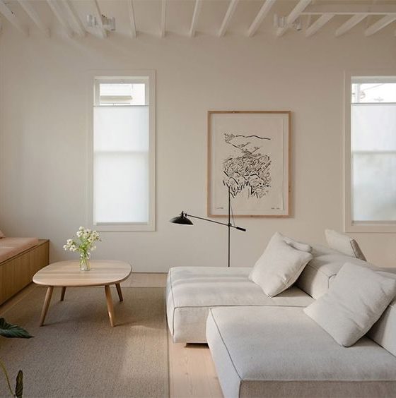 canapé blanc dans un salon à la décoration feng shui claire et table basse en bois