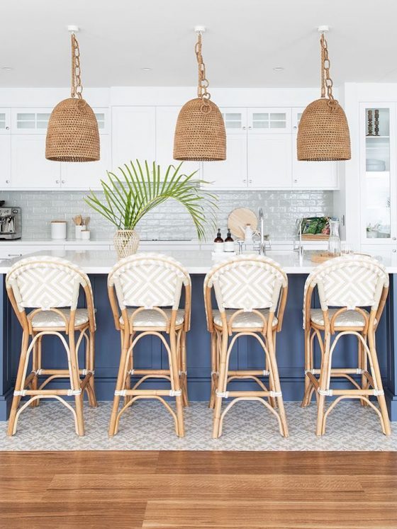 chaises hautes en osier pour un bar en marbre blanc dans une cuisine bord de mer