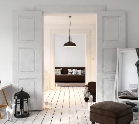 intérieur en bois avec peinture au sol blanche