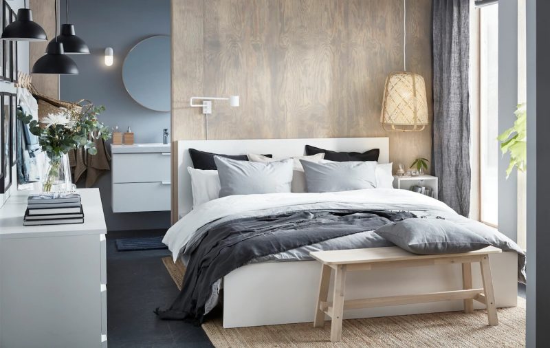 Aménagement d'une suite parentale moderne avec bois et meubles blancs et salle de bain