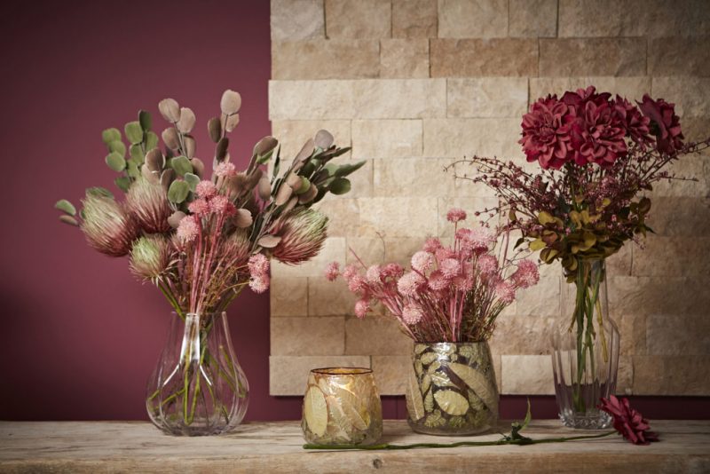 fleurs et feuilles séchées déco de différentes couleurs dans des vases