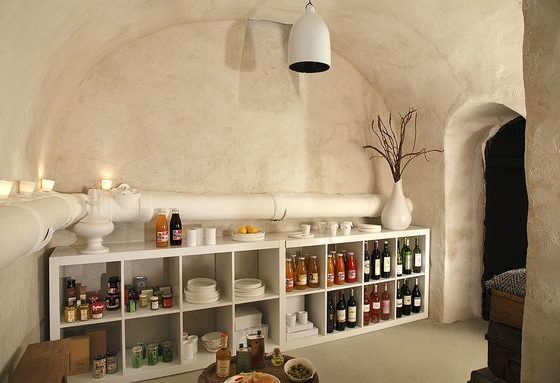 meuble de rangement blanc pour ranger bouteilles et bocaux dans un aménagement cave blanche