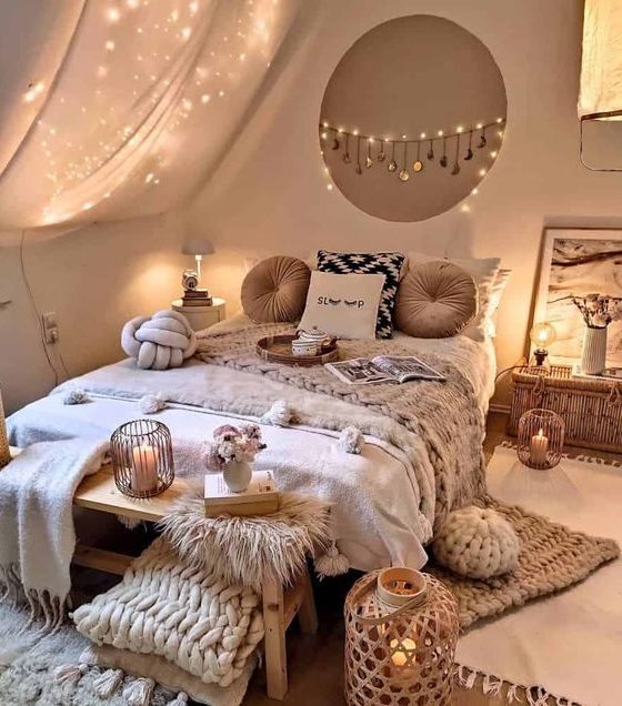 ambiance bohème avec éclairage doux par des bougies pour décoration chambre cocooning