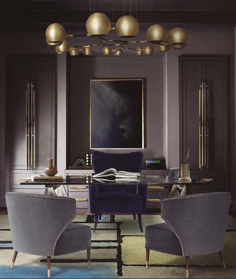 bureau déco portugaise avec fauteuils en velours et luminaire doré