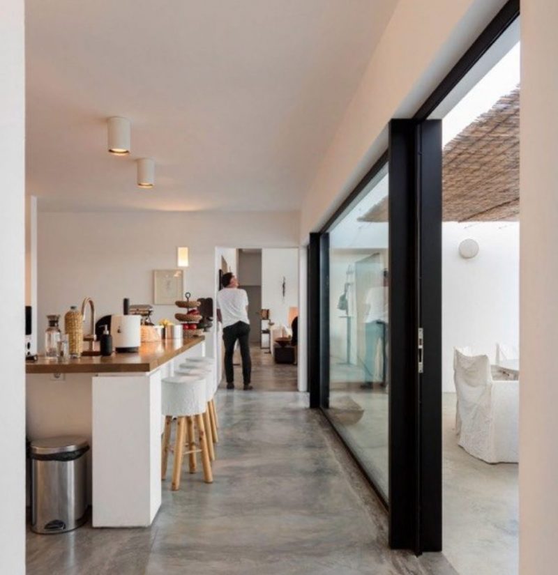 cuisine lumineuse de déco portugaise avec grande baie vitrée