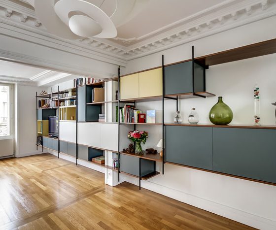 aménagement bibliothèque rétro en fer et formica sur tout un mur