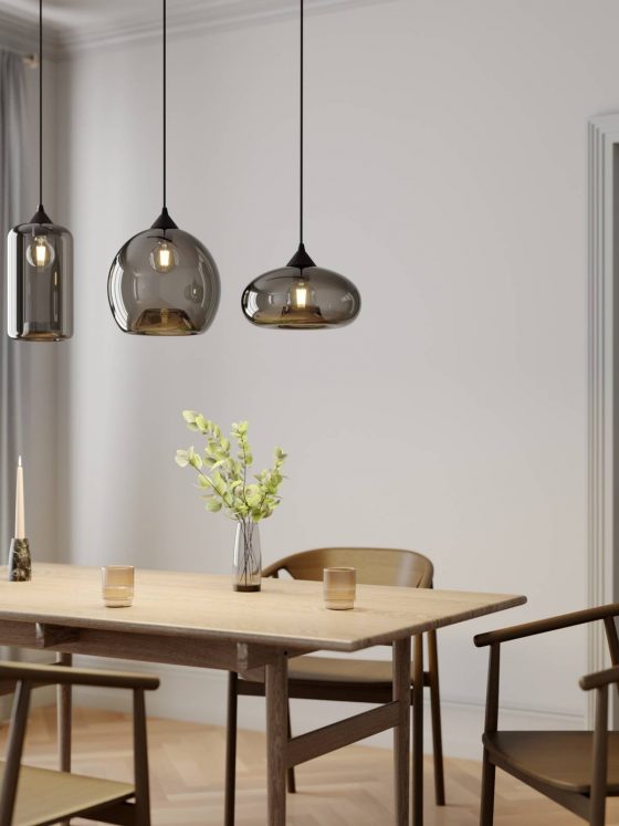 suspensions luminaires de différentes formes au dessus d'une table à manger en bois