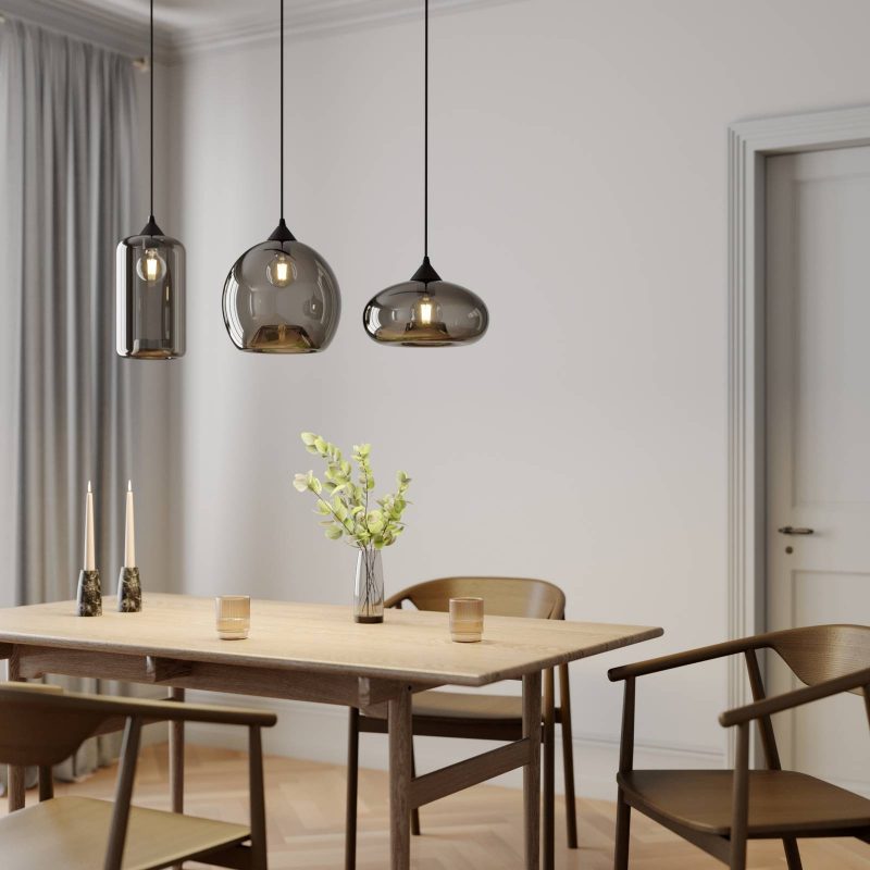 suspensions luminaires de différentes formes au dessus d'une table à manger en bois