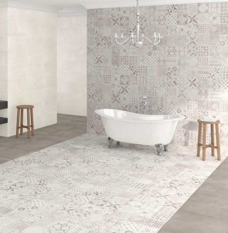panneaux en azulejos sur le sol et le mur de cette salle de bains avec baignoire