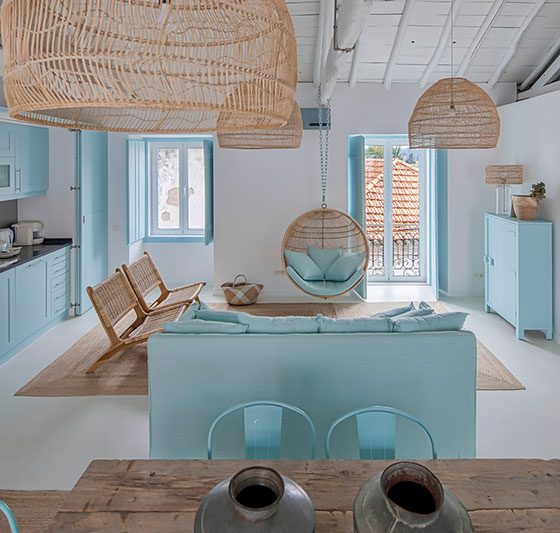 intérieur en déco portugaise avec mobilier en bleu turquoise et suspensions en osier