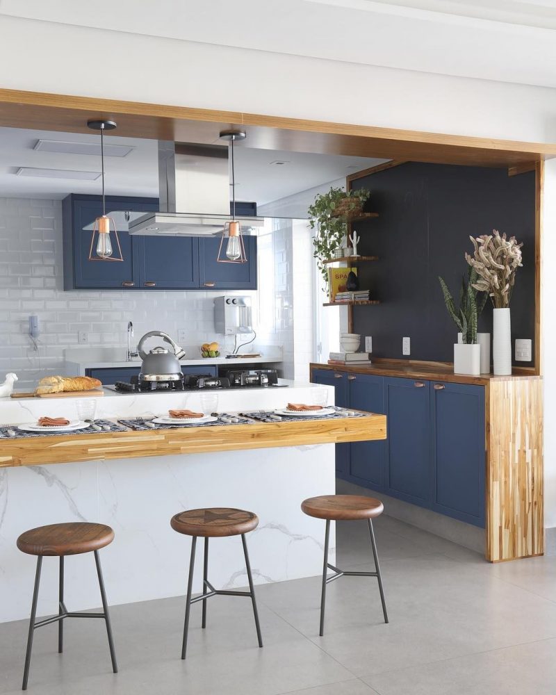 meubles bleus en bois pour aménager cuisine ouverte