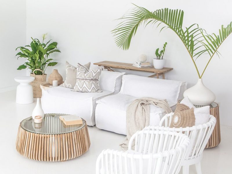 canapé et mobilier blanc dans un salon déco californienne avec plantes vertes en objets en bois