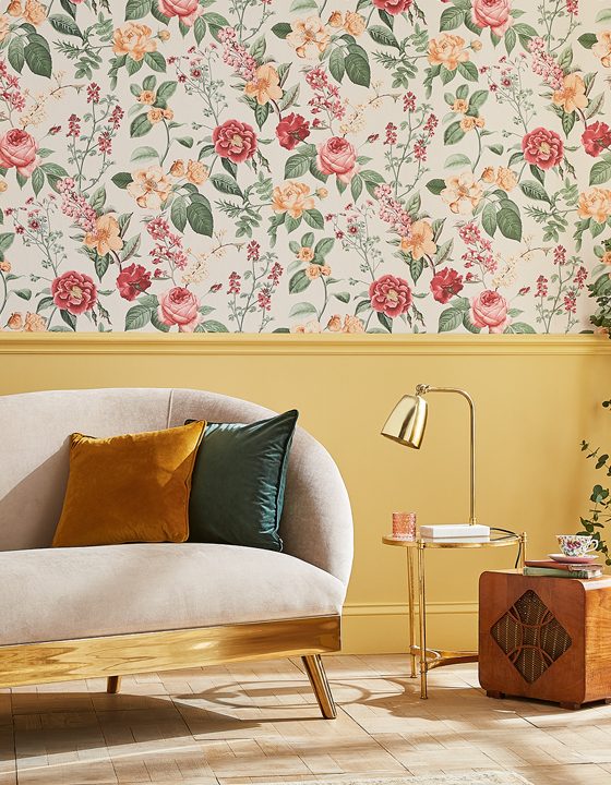 papier peint fleuri et peinture jaune beurre en tendances déco 2022