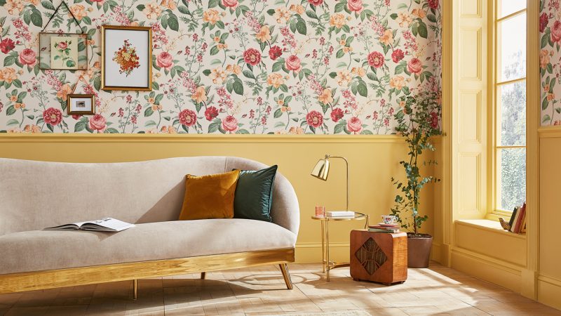 papier peint fleuri et peinture jaune beurre en tendances déco 2022