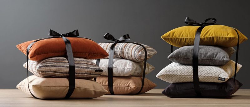 coussins DIY en velours et tissus de différentes couleurs