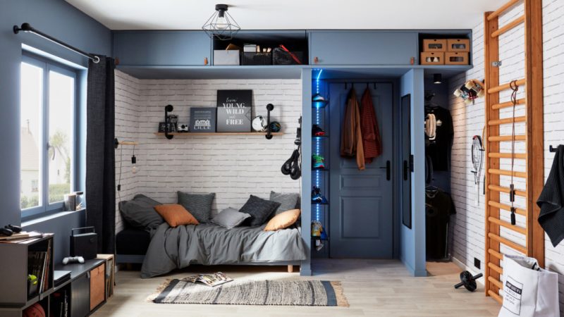 chambre ado bleue avec carrelage mural métro