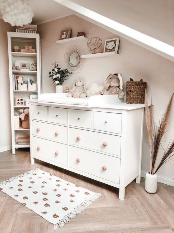table à langer sur commode blanche pour rangement chambre bébé