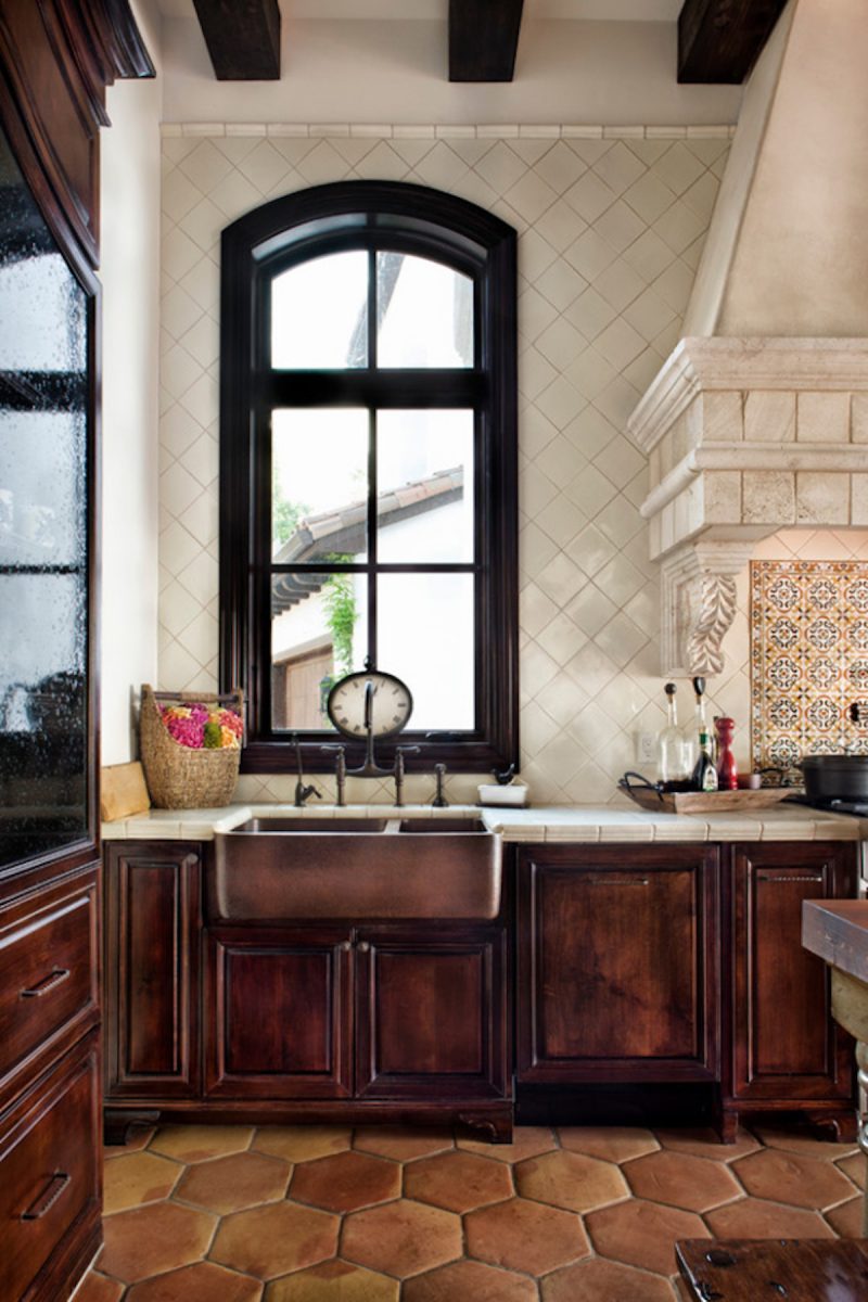 cuisine toscane avec mobilier en bois et sol en tomettes