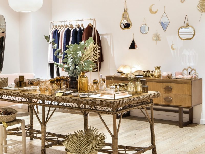 décoration boutique avec matières naturelles et mobilier vintage