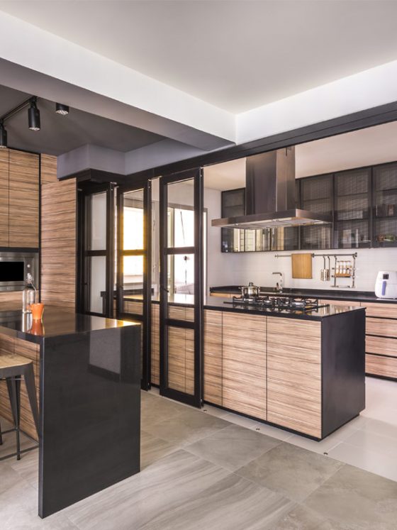 verriere-de-cuisine-coulissante-en-metal-et-bois-dans-un-style-industriel