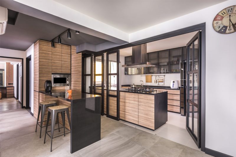 verriere-de-cuisine-coulissante-en-metal-et-bois-dans-un-style-industriel