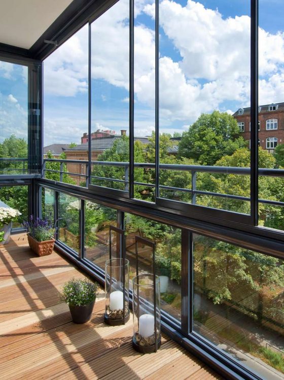 aménagement loggia avec petites plantes vertes et un coin repas pour deux
