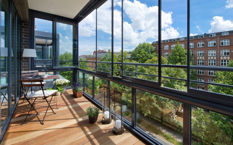 aménagement loggia avec petites plantes vertes et un coin repas pour deux