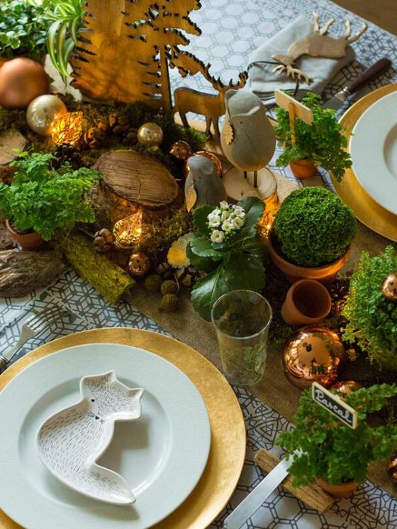 Déco de table automnale avec un chemin de table orné de mousse et de bois